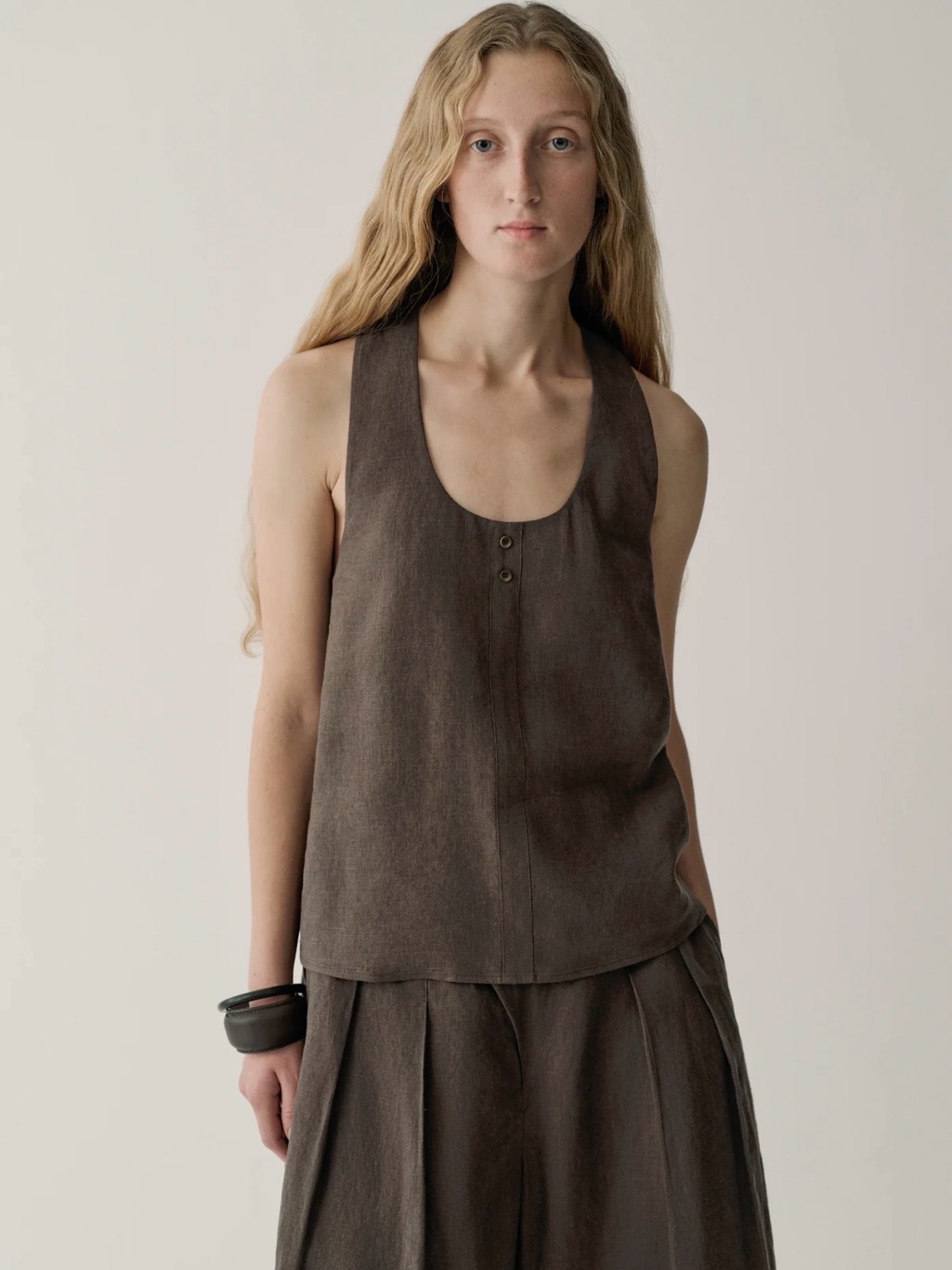 Scoop-Neck Linen Tank Top In Dark Brown